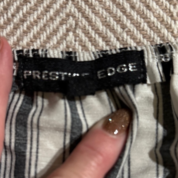 Chic Striped Off-Shoulder Blouse with Lace - Picture 2 of 5